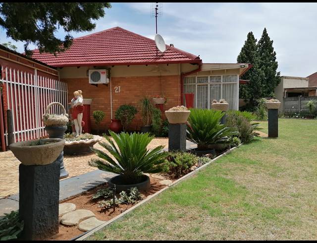 3 BEDROOM FREESTANDING FOR SALE IN STILFONTEIN EXT 4